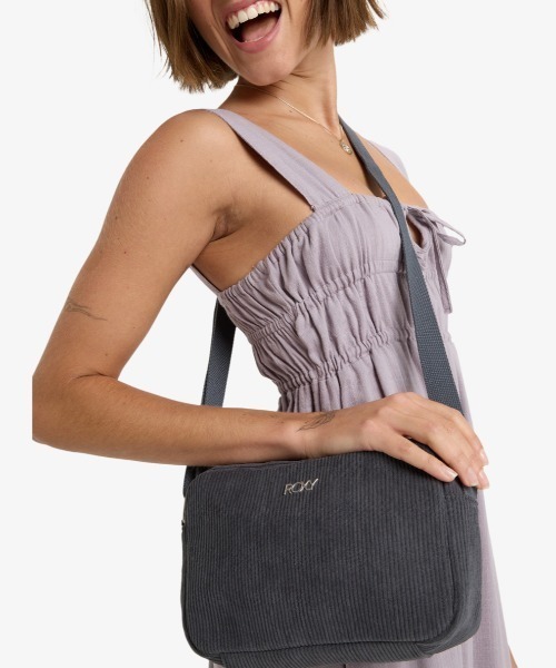 ROXY（ロキシー）の「FEELING VIBES CROSSB /ロキシーロゴワンポイントコーデュロイショルダーバッグ（ショルダーバッグ・レディース・ライラック/ブラック・FREE）」の2枚目の写真