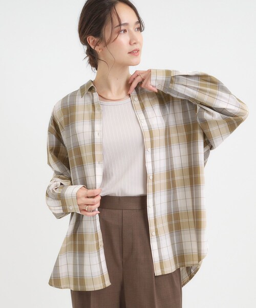 SHOO・LA・RUE（シューラルー）の「【洗濯機可/S-LL】春まで使える程よい抜け感 大人のチェックシャツ（シャツ/ブラウス・レディース・ベージュ/イエロー/モスグリーン/ブラック・04/01/02/03）」の2枚目の写真