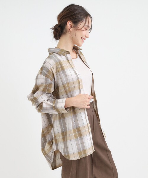 SHOO・LA・RUE（シューラルー）の「【洗濯機可/S-LL】春まで使える程よい抜け感 大人のチェックシャツ（シャツ/ブラウス・レディース・ベージュ/イエロー/モスグリーン/ブラック・04/01/02/03）」の7枚目の写真