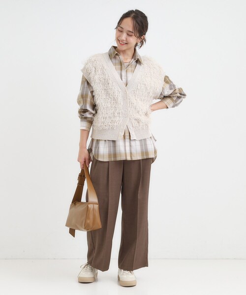 SHOO・LA・RUE（シューラルー）の「【洗濯機可/S-LL】春まで使える程よい抜け感 大人のチェックシャツ（シャツ/ブラウス・レディース・ベージュ/イエロー/モスグリーン/ブラック・04/01/02/03）」の8枚目の写真