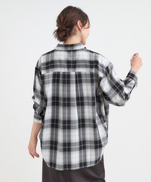 SHOO・LA・RUE（シューラルー）の「【洗濯機可/S-LL】春まで使える程よい抜け感 大人のチェックシャツ（シャツ/ブラウス・レディース・ベージュ/イエロー/モスグリーン/ブラック・04/01/02/03）」の11枚目の写真