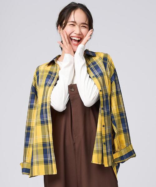 SHOO・LA・RUE（シューラルー）の「【洗濯機可/S-LL】春まで使える程よい抜け感 大人のチェックシャツ（シャツ/ブラウス・レディース・ベージュ/イエロー/モスグリーン/ブラック・04/01/02/03）」の4枚目の写真