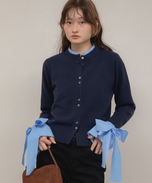 HEILIS(ヘイリス)の「【大人気!HIT ITEM!】【original】2WAYフレアスリーブドッキングニットトップス / レイヤード風 フリル袖 リボン コンパクト クロップド クルーネック 長袖 無地 釦配色 ガーリー グッドガール カジュアル シンプル 韓国 グレー ネイビー オフィスカジュアル 秋服 冬服 カジュアル シンプル ニット トップス 長袖(ニット/セーター・レディース・ネイビー/グレー・FREE)」の6枚目の写真