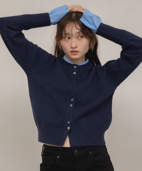 HEILIS(ヘイリス)の「【大人気!HIT ITEM!】【original】2WAYフレアスリーブドッキングニットトップス / レイヤード風 フリル袖 リボン コンパクト クロップド クルーネック 長袖 無地 釦配色 ガーリー グッドガール カジュアル シンプル 韓国 グレー ネイビー オフィスカジュアル 秋服 冬服 カジュアル シンプル ニット トップス 長袖(ニット/セーター・レディース・ネイビー/グレー・FREE)」の8枚目の写真