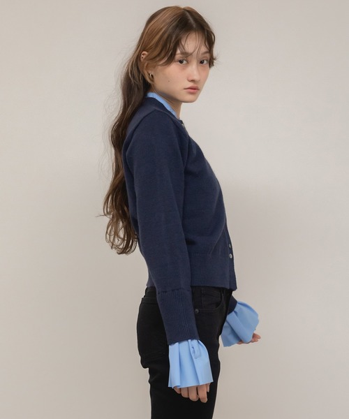 HEILIS(ヘイリス)の「【大人気!HIT ITEM!】【original】2WAYフレアスリーブドッキングニットトップス / レイヤード風 フリル袖 リボン コンパクト クロップド クルーネック 長袖 無地 釦配色 ガーリー グッドガール カジュアル シンプル 韓国 グレー ネイビー オフィスカジュアル 秋服 冬服 カジュアル シンプル ニット トップス 長袖(ニット/セーター・レディース・ネイビー/グレー・FREE)」の10枚目の写真