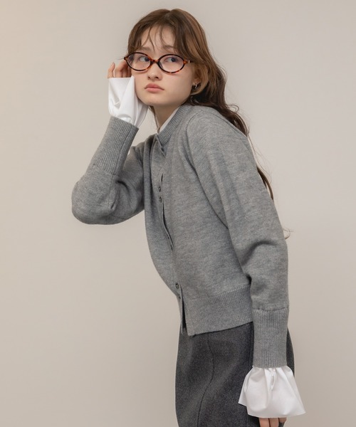 HEILIS(ヘイリス)の「【大人気!HIT ITEM!】【original】2WAYフレアスリーブドッキングニットトップス / レイヤード風 フリル袖 リボン コンパクト クロップド クルーネック 長袖 無地 釦配色 ガーリー グッドガール カジュアル シンプル 韓国 グレー ネイビー オフィスカジュアル 秋服 冬服 カジュアル シンプル ニット トップス 長袖(ニット/セーター・レディース・ネイビー/グレー・FREE)」の22枚目の写真