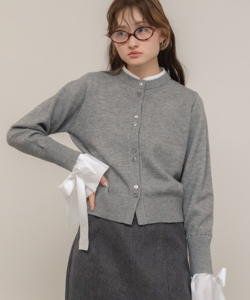 HEILIS（ヘイリス）の「【新色追加！HIT ITEM！】【original】2WAYフレアスリーブドッキングニットトップス / レイヤード風 フリル袖 リボン コンパクト クロップド クルーネック 長袖 無地 釦配色 ガーリー グッドガール カジュアル シンプル 韓国 ボーダー ブラック ホワイト グレー ネイビー オフィスカジュアル 秋服 冬服 カジュアル シンプル ニット トップス 長袖（ニット/セーター・レディース・ネイビー/グレー/ブラック系その他・FREE）」の21枚目の写真