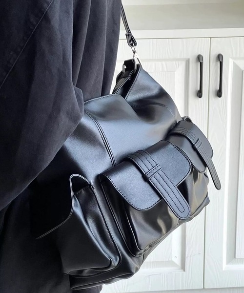 CELENA BEATS（セレナビーツ）の「大容量マルチポケット レザーショルダーバッグ 韓国ストリート 通勤通学 旅行にも◎（ショルダーバッグ・レディース・ブラック・FREE）」の11枚目の写真