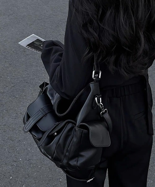 CELENA BEATS（セレナビーツ）の「大容量マルチポケット レザーショルダーバッグ 韓国ストリート 通勤通学 旅行にも◎（ショルダーバッグ・レディース・ブラック・FREE）」の7枚目の写真