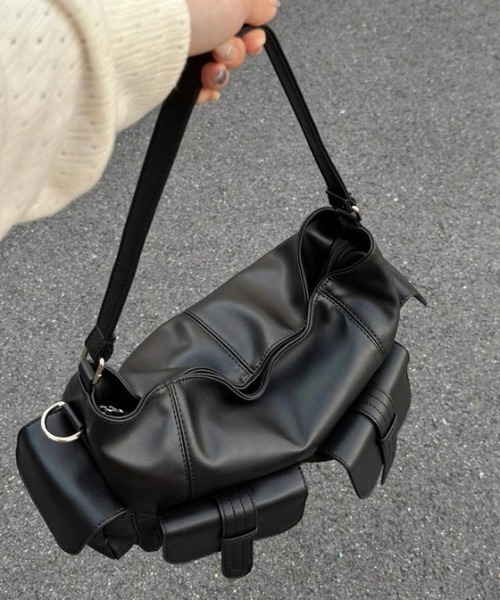 CELENA BEATS（セレナビーツ）の「大容量マルチポケット レザーショルダーバッグ 韓国ストリート 通勤通学 旅行にも◎（ショルダーバッグ・レディース・ブラック・FREE）」の6枚目の写真