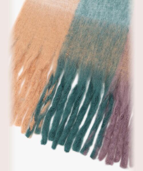 To b. by agnes b.（トゥービーバイアニエスベー）の「WEB限定 ブロックチェック ストール（マフラー・レディース・ストライプ・FREE）」の3枚目の写真