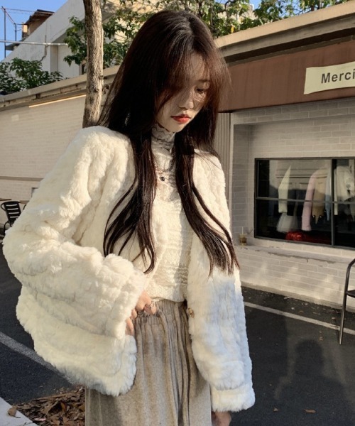 Ritzy(リッツィー)の「もこもこ ノーカラーフェイクファージャケット(ノーカラージャケット・レディース・ホワイト/モカ・M/L)」の6枚目の写真