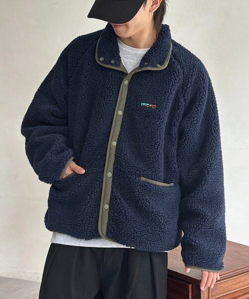 CPCM(シーピーシーエム)の「スタンドボアブルゾン(ブルゾン・メンズ・ブラウン/ネイビー・MEDIUM/LARGE)」の1枚目の写真