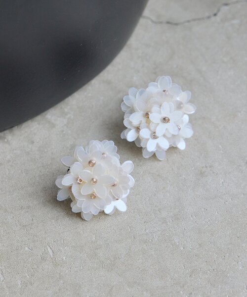 ear PAPILLONNER(イアパピヨネ)の「モダンフラワーピアス(ピアス(両耳用)・レディース・ブラック/ホワイト・FREE)」の2枚目の写真