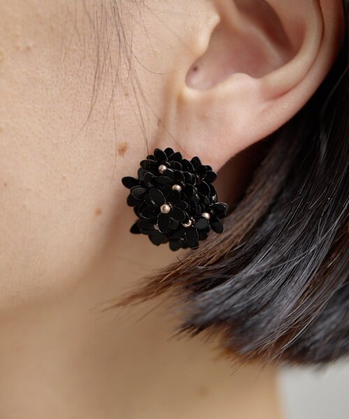 ear PAPILLONNER(イアパピヨネ)の「モダンフラワーピアス(ピアス(両耳用)・レディース・ブラック/ホワイト・FREE)」の1枚目の写真