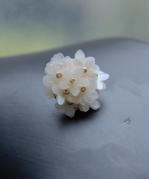 ear PAPILLONNER(イアパピヨネ)の「モダンフラワーピアス(ピアス(両耳用)・レディース・ブラック/ホワイト・FREE)」の3枚目の写真