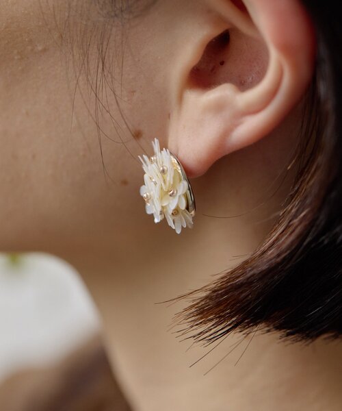 ear PAPILLONNER(イアパピヨネ)の「モダンフラワーピアス(ピアス(両耳用)・レディース・ブラック/ホワイト・FREE)」の6枚目の写真