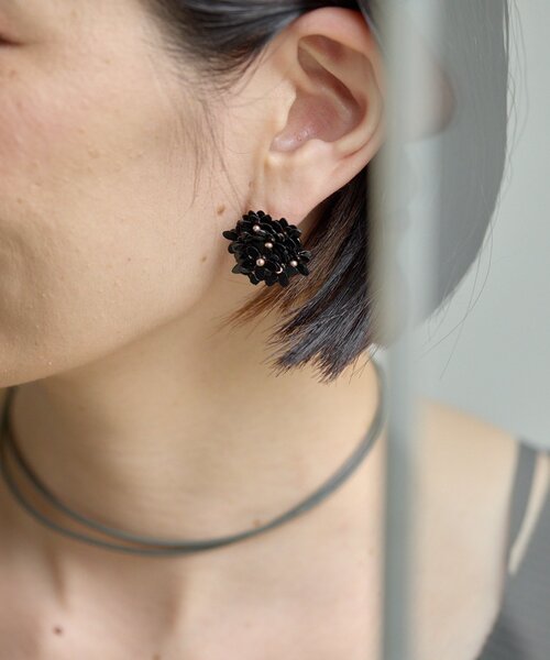 ear PAPILLONNER(イアパピヨネ)の「モダンフラワーピアス(ピアス(両耳用)・レディース・ブラック/ホワイト・FREE)」の12枚目の写真