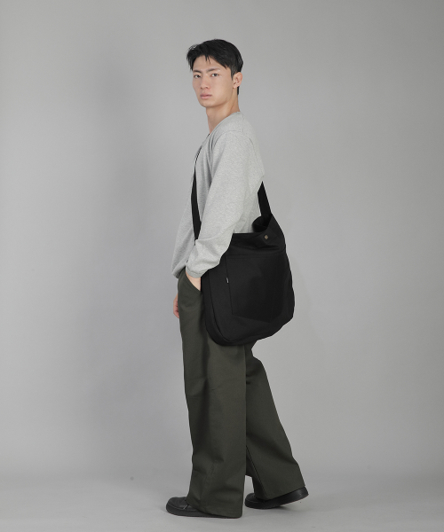 SAINTCREW(セントクルー)の「ラウンドボリュームペンタゴンポケットクロスバッグ RVP-150 ブラック(メッセンジャーバッグ・メンズ・その他・フリー)」の5枚目の写真