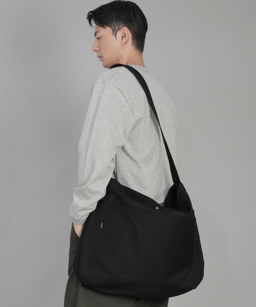 SAINTCREW(セントクルー)の「ラウンドボリュームペンタゴンポケットクロスバッグ RVP-150 ブラック(メッセンジャーバッグ・メンズ・その他・フリー)」の4枚目の写真
