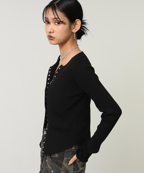 ANAP(アナップ)の「スナップボタン スリムリブ ニット カーディガン(ニット/セーター・レディース・グレー/ブラック・F)」の5枚目の写真