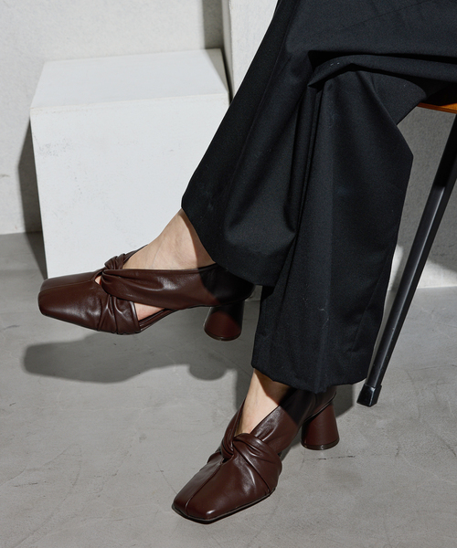 GRISE（グリーズ）の「GRISE6cmレザースクエアツイストパンプス（パンプス・レディース・シルバー/ブラウン/ベージュ・25cm/24.5cm/24cm/23.5cm/23cm/22.5cm/22cm）」の2枚目の写真