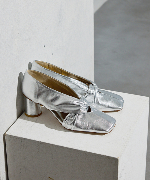 GRISE（グリーズ）の「GRISE6cmレザースクエアツイストパンプス（パンプス・レディース・シルバー/ブラウン/ベージュ・25cm/24.5cm/24cm/23.5cm/23cm/22.5cm/22cm）」の3枚目の写真