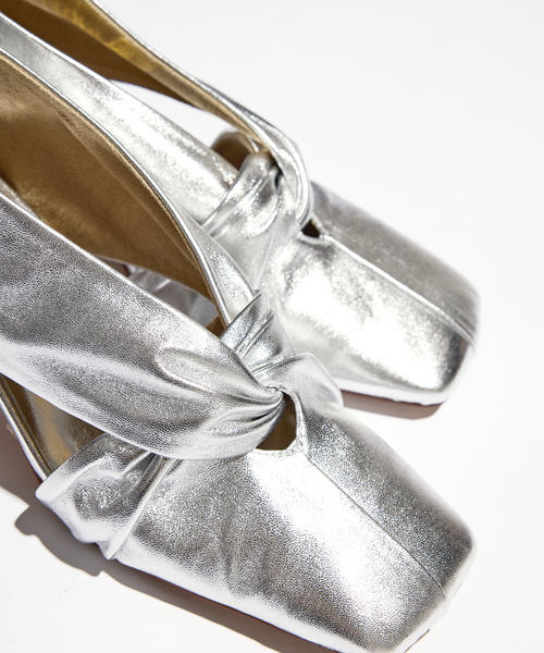 GRISE（グリーズ）の「GRISE6cmレザースクエアツイストパンプス（パンプス・レディース・シルバー/ブラウン/ベージュ・25cm/24.5cm/24cm/23.5cm/23cm/22.5cm/22cm）」の10枚目の写真