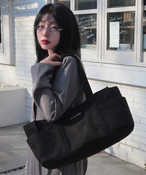 MACOI（マッコイ）の「ビッグスクエアスエードバゲットショルダードットバッグ[ブラック]（ショルダーバッグ・レディース・ブラック・FREE）」の8枚目の写真