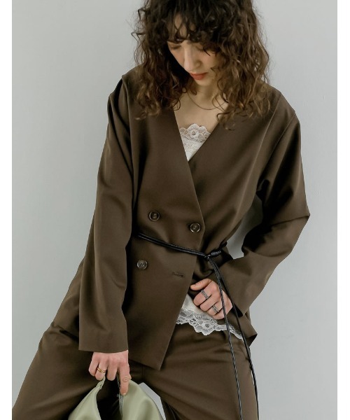 Re:EDIT（リエディ）の「[2026S/S COLLECTION]レザーベルト付きノーカラーツイルジャケット（テーラードジャケット・レディース・グレー/ブラウン/ベージュ/イエロー・MEDIUM/LARGE）」の6枚目の写真