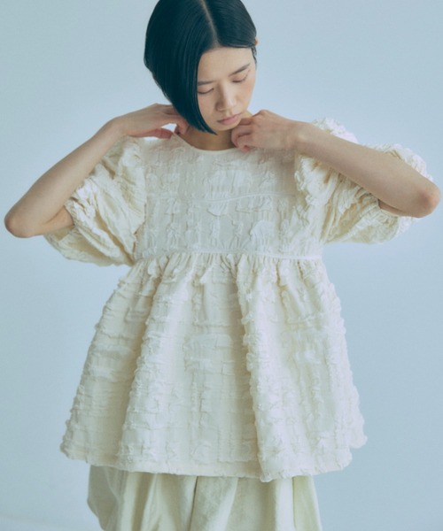 EN NEUME(エンノイム)の「Jacquard Puffy Gatherd Tops(シャツ/ブラウス・レディース・アイボリー/ブラック・FREE)」の2枚目の写真