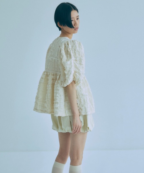 EN NEUME(エンノイム)の「Jacquard Puffy Gatherd Tops(シャツ/ブラウス・レディース・アイボリー/ブラック・FREE)」の4枚目の写真