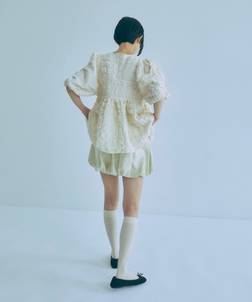 EN NEUME(エンノイム)の「Jacquard Puffy Gatherd Tops(シャツ/ブラウス・レディース・アイボリー/ブラック・FREE)」の5枚目の写真
