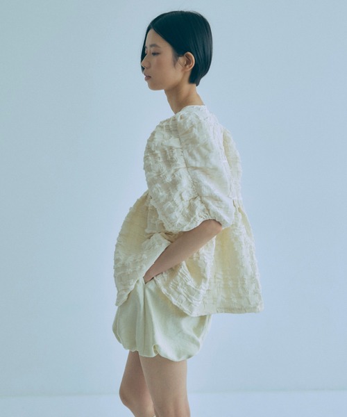 EN NEUME(エンノイム)の「Jacquard Puffy Gatherd Tops(シャツ/ブラウス・レディース・アイボリー/ブラック・FREE)」の6枚目の写真