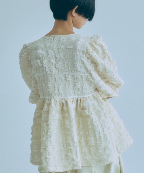 EN NEUME(エンノイム)の「Jacquard Puffy Gatherd Tops(シャツ/ブラウス・レディース・アイボリー/ブラック・FREE)」の9枚目の写真