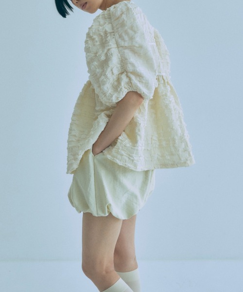 EN NEUME(エンノイム)の「Jacquard Puffy Gatherd Tops(シャツ/ブラウス・レディース・アイボリー/ブラック・FREE)」の3枚目の写真