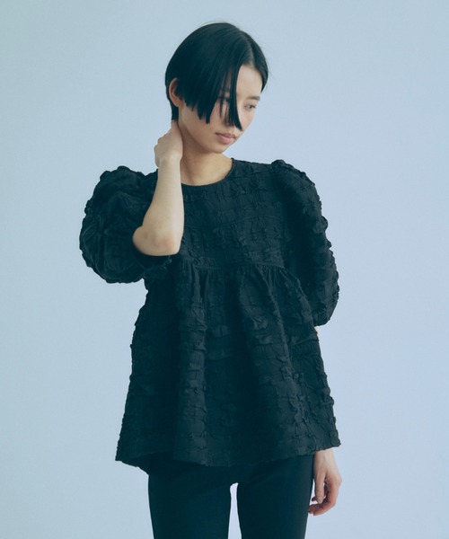 EN NEUME(エンノイム)の「Jacquard Puffy Gatherd Tops(シャツ/ブラウス・レディース・アイボリー/ブラック・FREE)」の11枚目の写真