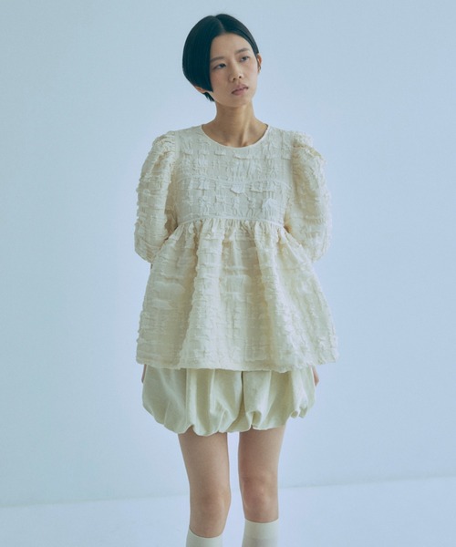EN NEUME(エンノイム)の「Jacquard Puffy Gatherd Tops(シャツ/ブラウス・レディース・アイボリー/ブラック・FREE)」の10枚目の写真