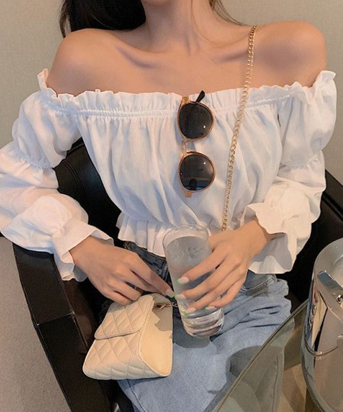 c.u.l（シーユーエル）の「ギャザー フリルオフショルダー 長袖ブラウス culw902（シャツ/ブラウス・レディース・ホワイト/ブラック・S/M）」の2枚目の写真