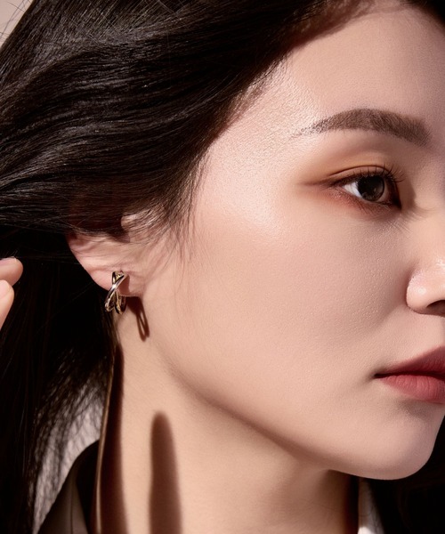 Lyvi(ライビィ)の「バイカラー / Layered Arc Hoop Pierce-Contrast Edition / 金属アレルギー対応(ピアス(両耳用)・レディース・ゴールド系その他・FREE)」の3枚目の写真