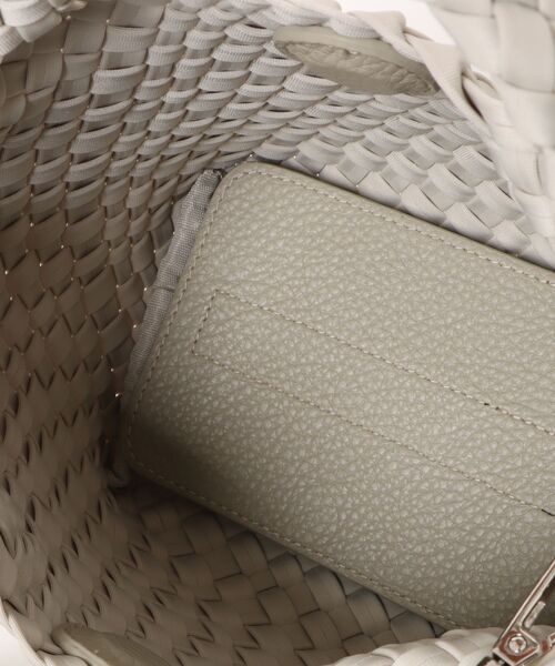 IO(イオ)(イオ)の「HERB/Intrecciato 2way small Tote Bag with Pouch/ポーチ付き2ウェイスモールトートバッグ(トートバッグ・レディース・ブラウン/グレー/アイボリー/ブラック・FREE)」の7枚目の写真