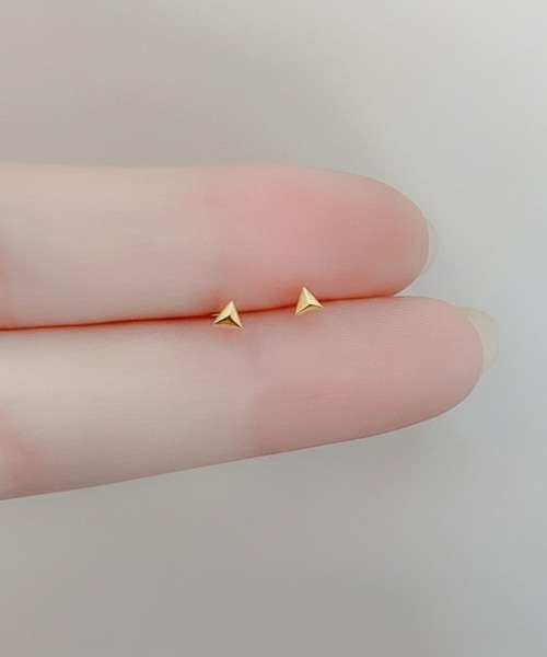 yu-ka(ユーカ)の「YU-KA:ミニマルトライアングル ミニピアス minimal triangle mini pierce(ピアス(両耳用)・レディース・ゴールド・FREE)」の1枚目の写真