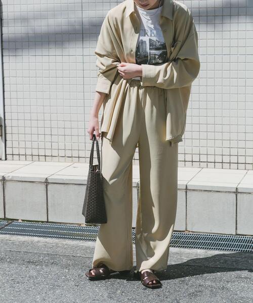 ITEMS URBANRESEARCH（アイテムズ アーバンリサーチ）の「長袖シャツ×イージーパンツ（セットアップ・レディース・スミクロ/ベージュ・FREE）」の2枚目の写真