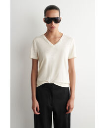 COS（コス）の「VネックリネンTシャツ（Tシャツ/カットソー）」