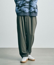 タックテーパードパンツ