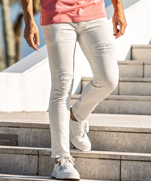 1PIU1UGUALE3  RELAX （ウノピゥウノウグァーレトレ リラックス）の「1PIU1UGUALE3 RELAX(ウノピゥウノウグァーレトレ リラックス)ラインストーン ダメージジョグデニムパンツ（デニムパンツ・メンズ・ホワイト/ブラック/インディゴブルー・S/M/L/XL/XXL）」の2枚目の写真