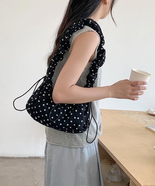 TONE SELECT GOODS(トーンセレクトグッズ)の「Liaa/ドット くしゅくしゅ ハンド ショルダー バッグ A18781(ショルダーバッグ・レディース・ブラック/ピンク/ホワイト/ベージュ・FREE)」の5枚目の写真