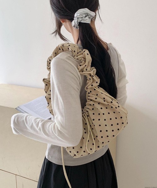 TONE SELECT GOODS(トーンセレクトグッズ)の「Liaa/ドット くしゅくしゅ ハンド ショルダー バッグ A18781(ショルダーバッグ・レディース・ブラック/ピンク/ホワイト/ベージュ・FREE)」の6枚目の写真