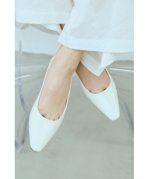 un/neu（アンノイ）の「スクエアトゥ バックストラップミュール（パンプス・レディース・ブラック/イエロー/ホワイト・SMALL/MEDIUM/LARGE）」の2枚目の写真