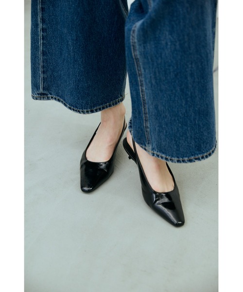un/neu（アンノイ）の「スクエアトゥ バックストラップミュール（パンプス・レディース・ブラック/イエロー/ホワイト・SMALL/MEDIUM/LARGE）」の5枚目の写真